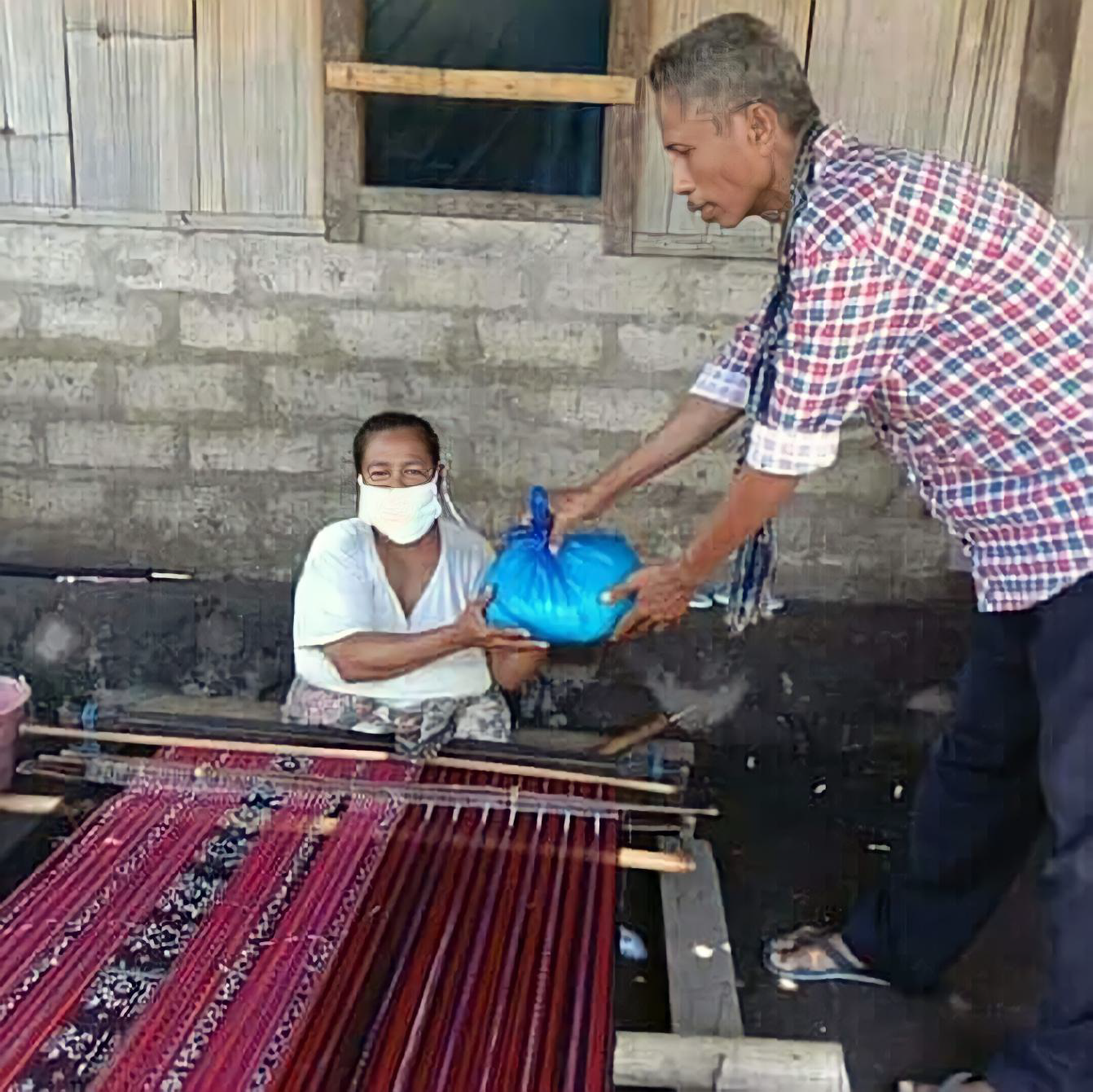 Kegiatan menenun dikenal dengan istilah
